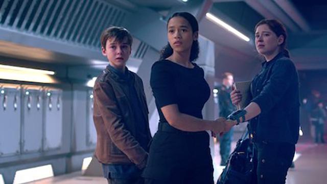 cast of lost in space 2018